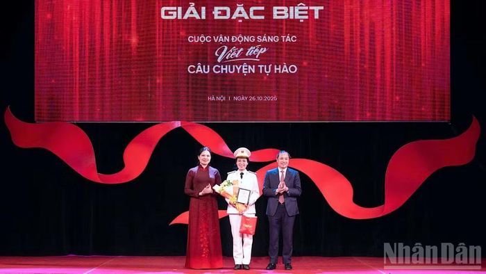 Thượng úy Phạm Thị Thi (đứng giữa), cán bộ Phòng Công tác chính trị Công an tỉnh Cà Mau xuất sắc đạt giải Đặc biệt toàn quốc tại Cuộc vận động sáng tác "Viết tiếp câu chuyện tự hào".