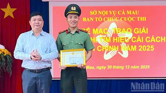 Thiếu úy Trần Công Đặng (bên phải), cán bộ Công an xã Tạ An Khương (tỉnh Cà Mau) đạt giải Nhất Cuộc thi tìm hiểu cải cách hành chính năm 2025.