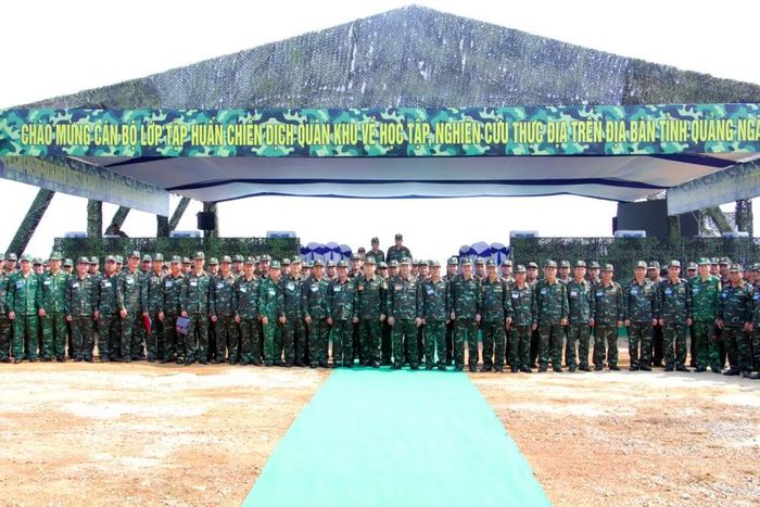 Các đại biểu lớp tập huấn tại thực địa.