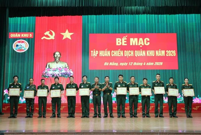 Thiếu tướng Hứa Văn Tưởng, Phó Tư lệnh Quân khu 5 và Thiếu tướng Nguyễn Quốc Hương, Phó Tư lệnh Quân khu 5 trao thưởng cho các cá nhân hoàn thành xuất sắc nhiệm vụ tập huấn.