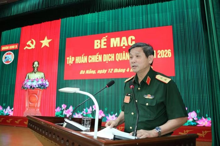 Trung tướng Lê Ngọc Hải, Ủy viên Trung ương Đảng, Tư lệnh Quân khu 5 phát biểu bế mạc tập huấn.