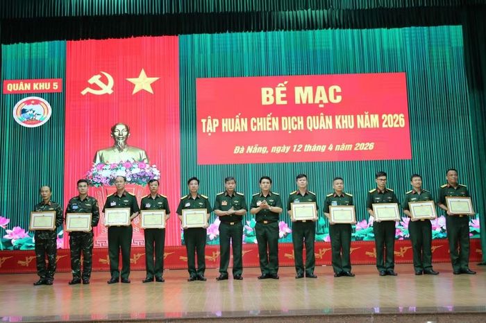 Trung tướng Lê Ngọc Hải, Ủy viên Trung ương Đảng, Tư lệnh Quân khu 5 và Thiếu tướng Phan Đại Nghĩa, Phó Tư lệnh, Tham mưu trưởng Quân khu 5 trao thưởng các tập thể hoàn thành xuất sắc nhiệm vụ tập huấn.