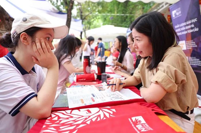 Học sinh tìm hiểu thông tin tuyển sinh. (Ảnh: THANH TÙNG)