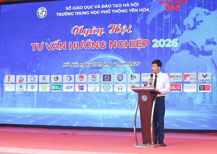Nhà giáo Lê Hồng Chung, Hiệu trưởng Trường trung học phổ thông Yên Hòa phát biểu ý kiến. (Ảnh: THANH TÙNG)