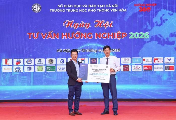 Đại diện các đơn vị trao học bổng tặng học sinh nhà trường. (Ảnh: THANH TÙNG)