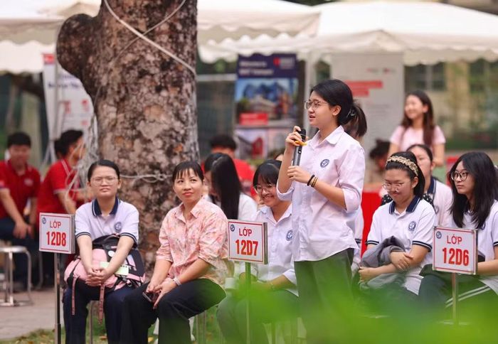 Nhiều học sinh bày tỏ sự băn khoăn mong được giải đáp. (Ảnh: THANH TÙNG)