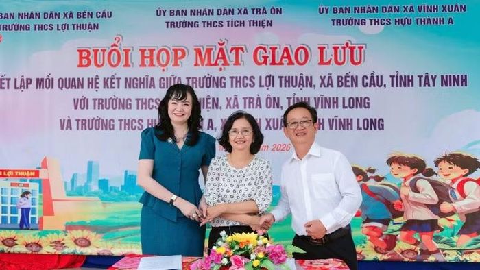 Lãnh đạo Trường Trung học cơ sở Lợi Thuận (Tây Ninh) cùng Trường Trung học cơ sở Tích Thiện và Hựu Thành A (Vĩnh Long).