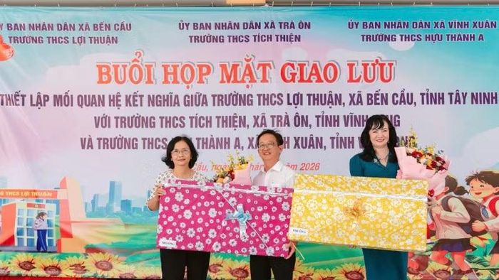 Lãnh đạo Trường Trung học cơ sở Lợi Thuận (Tây Ninh) trao quà lưu niệm cho Trường Trung học cơ sở Tích Thiện và Hựu Thành A (Vĩnh Long).