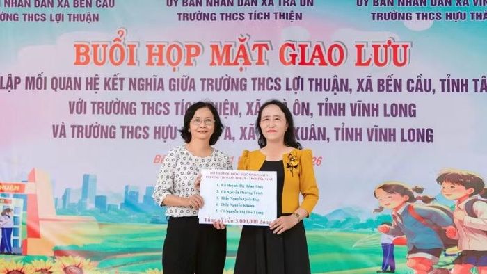 Đại diện Lãnh địa phương hai xã thuộc tỉnh Vĩnh Long trao học bổng cho Trường Trung học cơ sở Lợi Thuận (Tây Ninh).