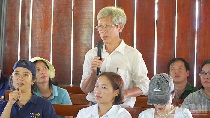 Du khách và các nhà nghiên cứu phát biểu ý kiến trong một buổi thảo luận về công tác phục hồi hệ sinh thái tại Vườn quốc gia Tràm Chim. (Ảnh: HỮU NGHĨA)