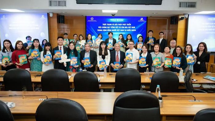 Trong khuôn khổ chương trình, Lễ ra mắt sách “Vui học tiếng Việt” - Quyển 2 đã diễn ra trong không khí trang trọng, đánh dấu một bước tiến mới trong việc hoàn thiện hệ thống học liệu dành cho trẻ em Việt Nam ở nước ngoài.