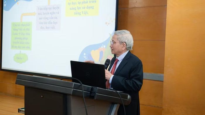 Giáo sư, Tiến sĩ Nguyễn Minh Thuyết - Tổng chủ biên Chương trình giáo dục phổ thông 2018, Chủ biên bộ sách “Vui học tiếng Việt” phát biểu tại tọa đàm.