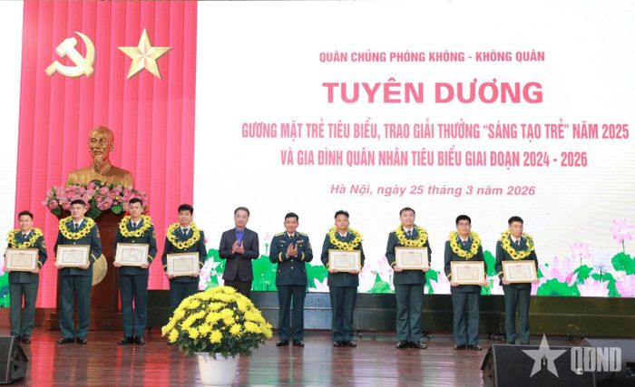 Thượng sĩ Lê Thanh Phát (thứ tư, từ phải sang) nhận danh hiệu "Gương mặt trẻ tiêu biểu" Quân chủng Phòng không-Không quân năm 2025.