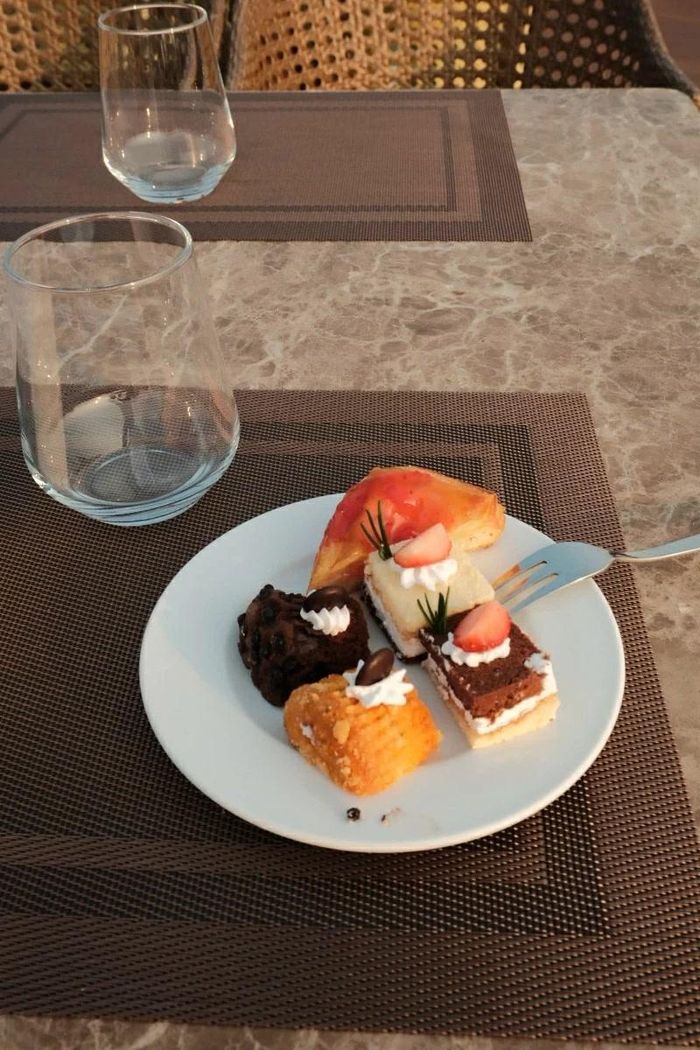 Bạn đã bao giờ thử “chill” giữa lòng Sài Gòn… khi mặt trời chậm rãi chìm xuống dòng sông lấp lánh chưa?