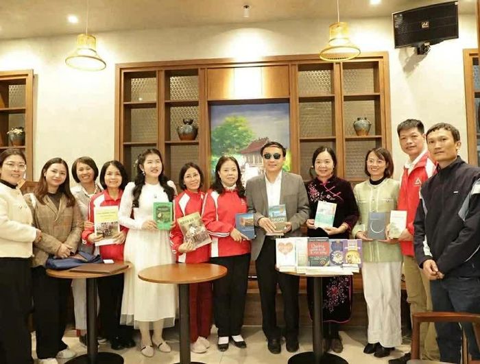 Cô Phạm Thị Thanh Thủy (áo đỏ, ở giữa) trong một buổi trao tặng sách. (Nguồn: Thư viện Hạnh phúc)
