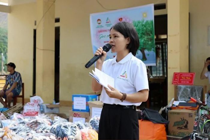 Chị Trần Thị Ngọc Thuý cùng Thư viện Hạnh phúc trao tặng 98 suất quà gồm sách vở, đồ dùng học tập, chăn ấm cho các hộ dân tại xã Nam Hòa, Thái Nguyên sau bão lũ. (Ảnh NVCC)