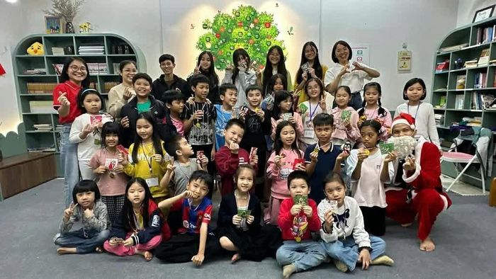 Các em nhỏ tham gia Lễ Giáng sinh do thư viện tổ chức. (Nguồn: Thư viện Hạnh phúc)