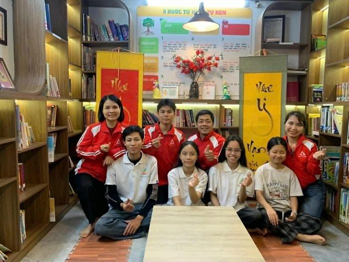 Chị Trần Thị Ngọc Thúy (ngoài cùng, bên trái) là người đặt viên gạch đầu tiên cho ý tưởng về một thư viện miễn phí ngay tại địa phương. (Ảnh NVCC)