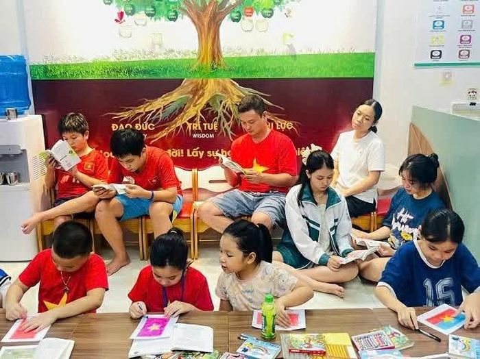 Phụ huynh cùng các con tham gia đọc sách và vẽ tranh tại thư viện. (Nguồn: Thư viện Hạnh phúc)