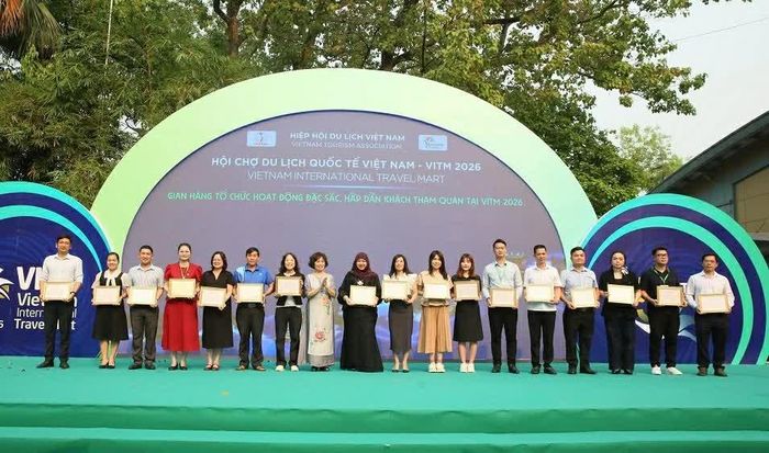 Đại diện các đơn vị xuất sắc nhận kỷ niệm chương từ lãnh đạo Hiệp hội Du lịch Việt Nam (Ảnh: Hoa Nguyễn)