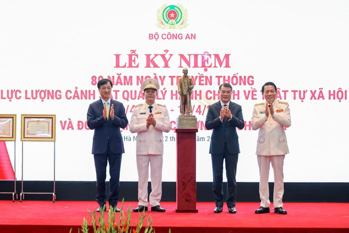 Thủ tướng Chính phủ, ông Nguyễn Duy Ngọc, Đại tướng Lương Tam Quang trao bức tượng "Bác Hồ về thăm quê" - quà của Tổng Bí thư, Chủ tịch nước Tô Lâm tặng lực lượng.