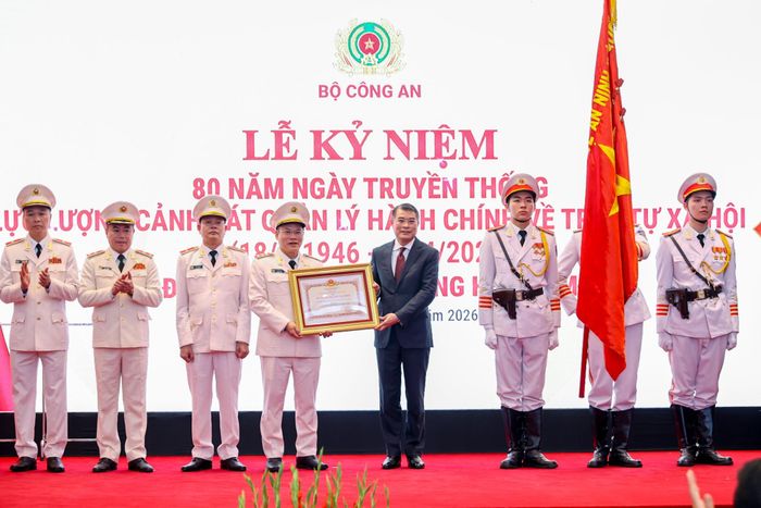 Thủ tướng Lê Minh Hưng trao Huân chương Hồ Chí Minh tặng lực lượng Cảnh sát quản lý hành chính về trật tự xã hội.
