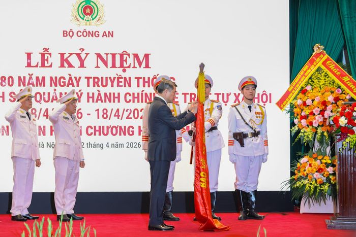 Thủ tướng Lê Minh Hưng gắn Huân chương Hồ Chí Minh lên Cờ truyền thống của lực lượng Cảnh sát quản lý hành chính về trật tự xã hội.