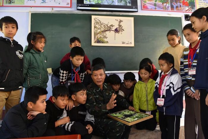 Ông Tú thường xuyên được mời đến các trường học để nói chuyện, chia sẻ về loài voọc.