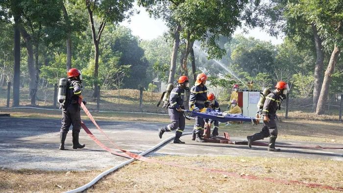 Kỹ năng cứu nạn, cứu hộ cũng được các học viên hăng hái luyện tập.