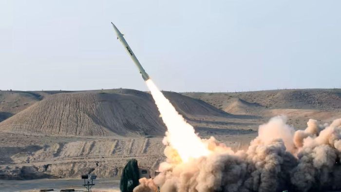 Tên lửa Fateh-110 (trong ảnh) là loại tên lửa đạn đạo đất đối đất do Iran sản xuất. Ảnh: science.howstuffworks.com