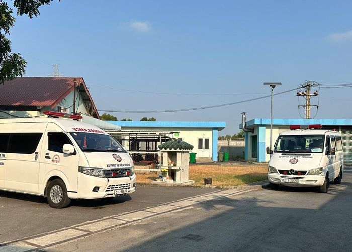 Thi thể hai nạn nhân vụ cháy được chuyển về nhà xác Bình Hưng Hòa. Ảnh: HC 