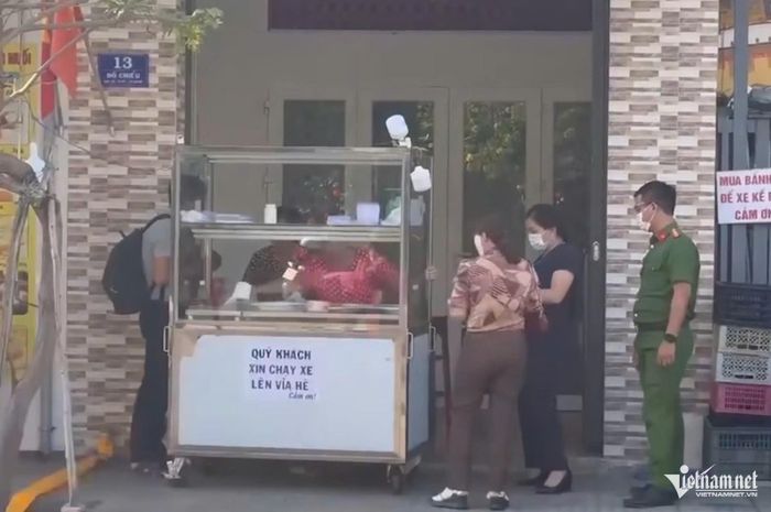 Tiệm bánh mì không tên tại số 13 Đồ Chiểu (phường Vũng Tàu) vào thời điểm cơ quan chức năng kiểm tra. Ảnh: Quang Hưng