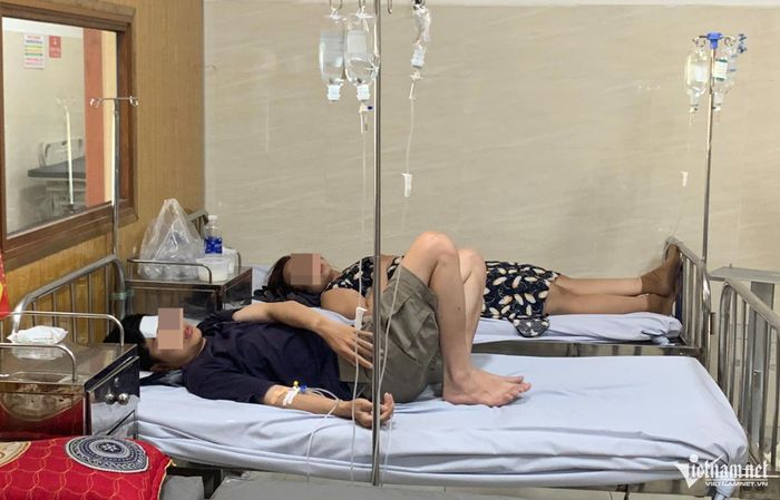 Các trường hợp ngộ độc sau khi ăn bánh mì được điều trị tại Bệnh viện Đa khoa Vũng Tàu. Ảnh: Quang Hưng