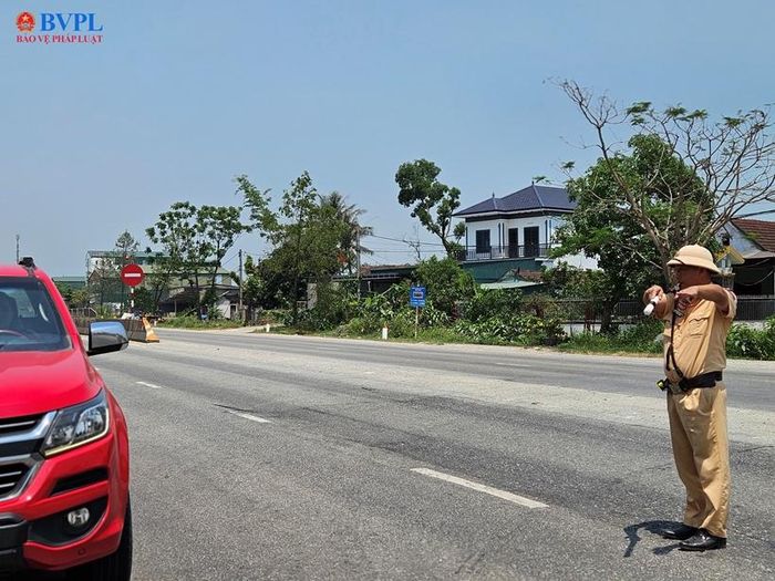  "Nắng ở trên đầu, nhưng lửa ở trong tim các chiến sỹ CSGT".