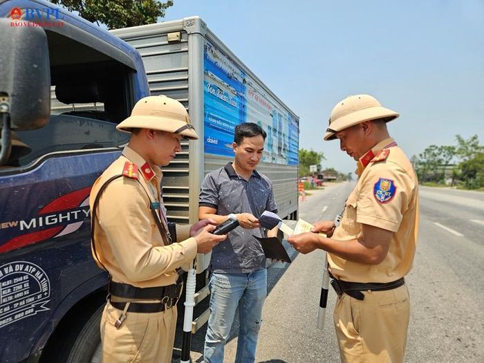  Các lái xe chấp hành nghiêm túc sự kiểm tra của lực lượng CSGT.