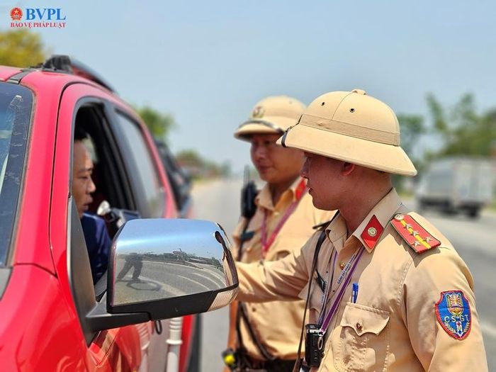  Kiểm tra nồng độ cồn đối với lái xe giữa trưa nắng nóng.
