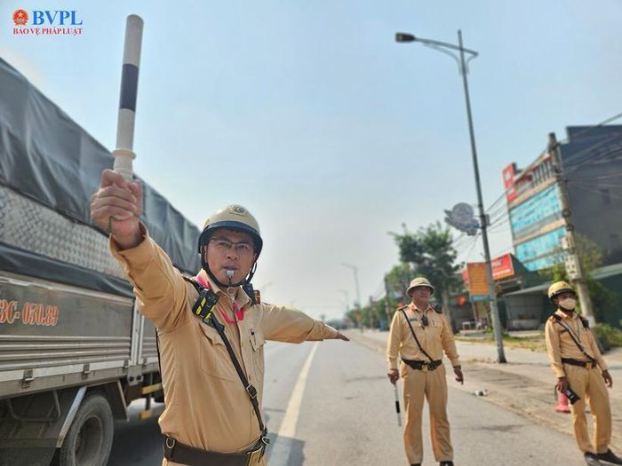  CSGT khu vực Kỳ Anh làm nhiệm vụ lúc 14h chiều, nắng nóng cực điểm.