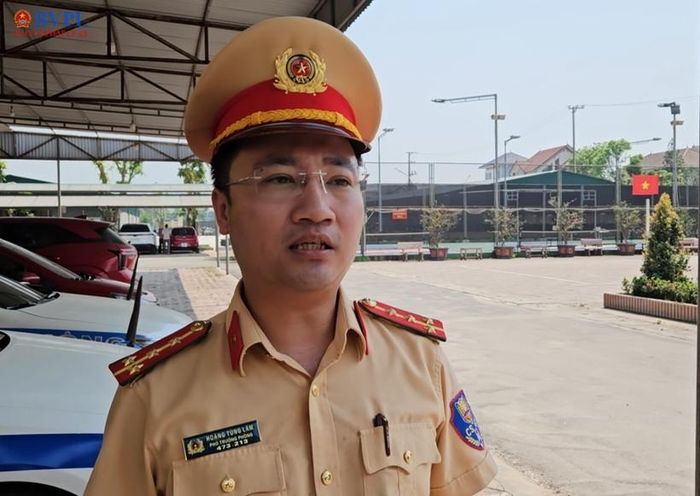  Đại úy Hoàng Tùng Lâm - Phó Trưởng phòng CSGT Công an tỉnh Hà Tĩnh trao đổi với Phóng viên Báo Bảo vệ pháp luật.