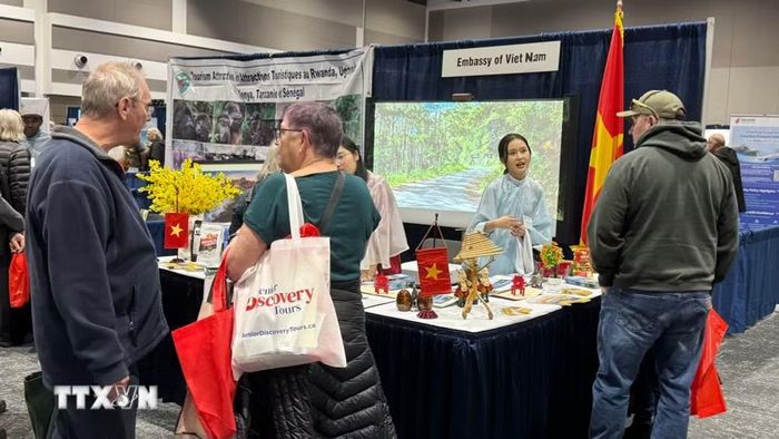 Đại diện kiều bào tại Canada (thứ 2 bên phải) tham gia cùng với Đại sứ quán Việt Nam tại Canada quảng bá hình ảnh đất nước tới du khách Canada. (Ảnh: Hà Linh/TTXVN)