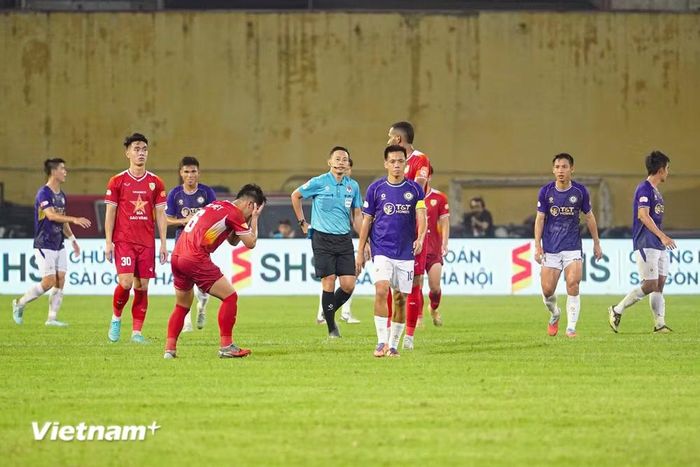 Các cầu thủ Hồng Lĩnh Hà Tĩnh (áo đỏ) thất vọng sau khi trọng tài Ngô Duy Lân 'bẻ còi' ở trận đấu với Hà Nội FC. (Ảnh: Việt Anh/Vietnam+)