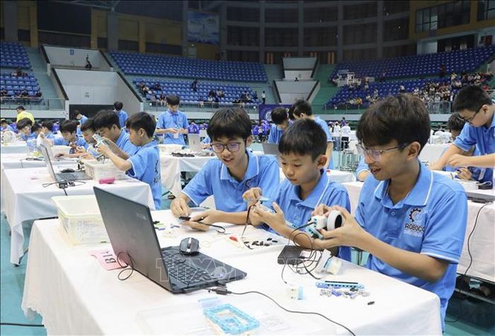 Phần thi lắp ráp rô bốt của các thí sinh.