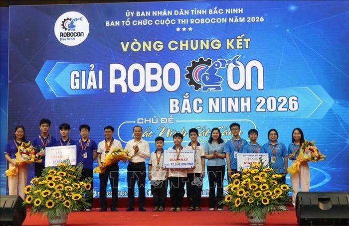 Lãnh đạo tỉnh Bắc Ninh trao giải Nhất cho các đội thi.