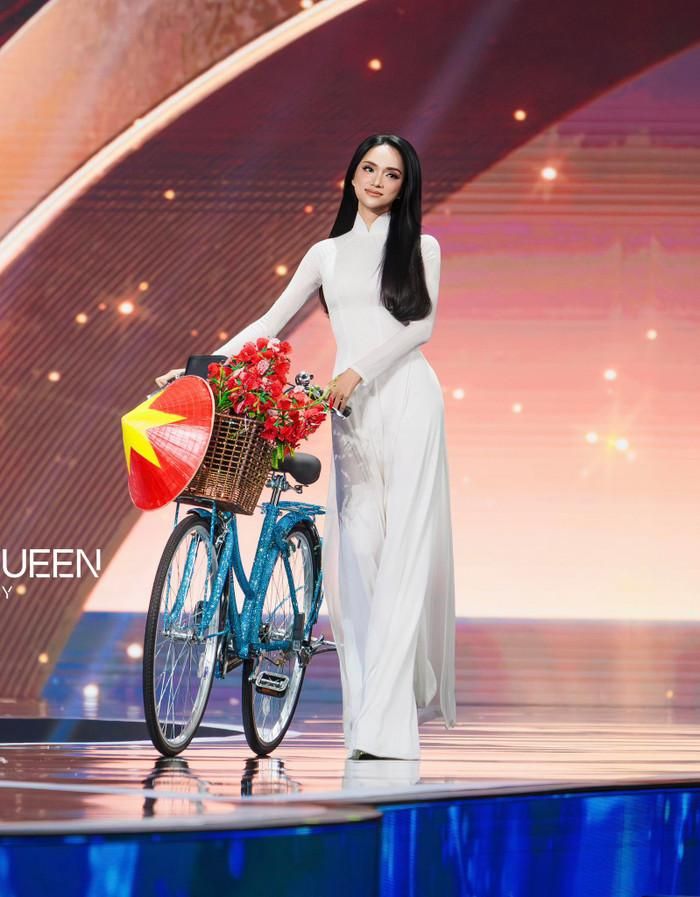 Năm 2025, Hương Giang từng thi Miss Universe, được đông đảo khán giả cổ vũ nhiệt tình.