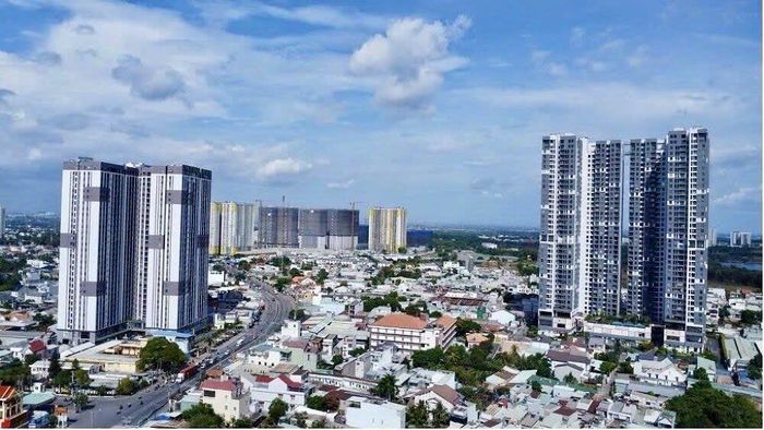  Điều này tạo ra dòng phương tiện khổng lồ đổ dồn vào TP HCM mỗi ngày, tuy nhiên tuyến đường chưa được mở rộng.