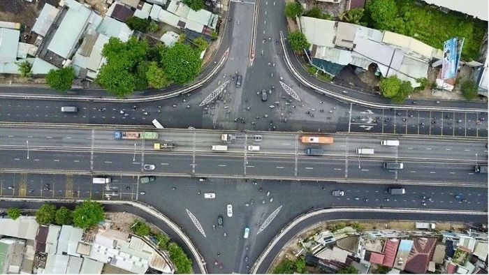  Cùng với đó, các tuyến Quốc lộ 1K và Xa lộ Hà Nội đang trở thành nơi “hội tụ” của nhiều dự án chung cư. (Trong ảnh là điểm cầu vượt Linh Xuân, mở đầu cho tuyến Quốc lộ 1K)