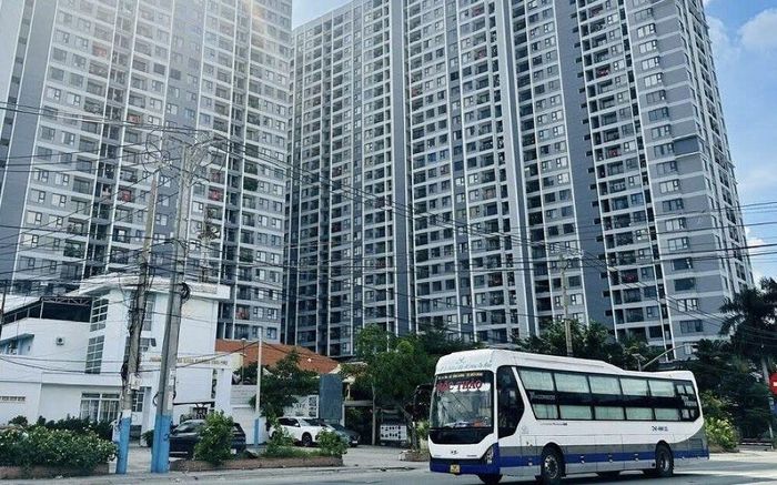 Khu vực Quốc lộ 13 đoạn qua TP Thuận An, Bình Dương cũ (nay thuộc TP HCM) vài năm gần đây ghi nhận sự gia tăng nhanh của các dự án chung cư cao tầng. 