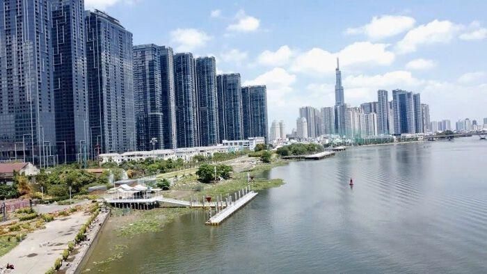 Nhiều chuyên gia cho rằng, trong bối cảnh TP HCM đang hình thành mô hình “siêu đô thị vùng”, bài toán không còn nằm ở từng tuyến đường riêng lẻ, mà là ở cách tổ chức không gian đô thị và phân bổ dân cư. Nếu không có sự điều chỉnh kịp thời, từ kiểm soát mật độ xây dựng, phát triển giao thông công cộng đến quy hoạch liên vùng, tình trạng chung cư bám đường, đường quá tải sẽ tiếp tục lặp lại, với quy mô ngày càng lớn hơn.