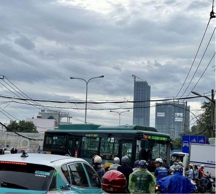  Nhiều dự án căn hộ, cao ốc văn phòng được phát triển trên quỹ đất hạn chế, trong khi hạ tầng gần như không thể mở rộng thêm. 