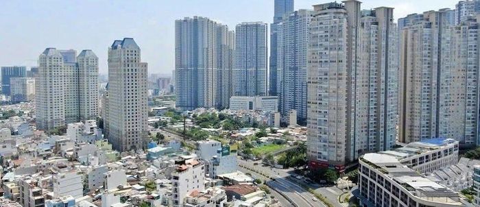 Tuyến đường Nguyễn Hữu Cảnh dài khoảng 3 km, nhưng được xem là một trong những trục có mật độ chung cư cao nhất TP HCM. Dọc tuyến này, hàng loạt dự án quy mô lớn hình thành như The Manor, SunWah Pearl, Saigon Pearl, Centennial Bason, Grand Marina Saigon...
