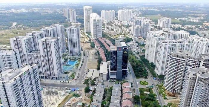  Điểm chung là các dự án này đều có quy mô lớn, mật độ dân cư cao và tập trung dọc theo một trục đường chưa được mở rộng tương xứng. Điều này khiến tuyến Nguyễn Hữu Thọ thường xuyên quá tải, đặc biệt vào giờ cao điểm khi cư dân di chuyển về khu trung tâm.